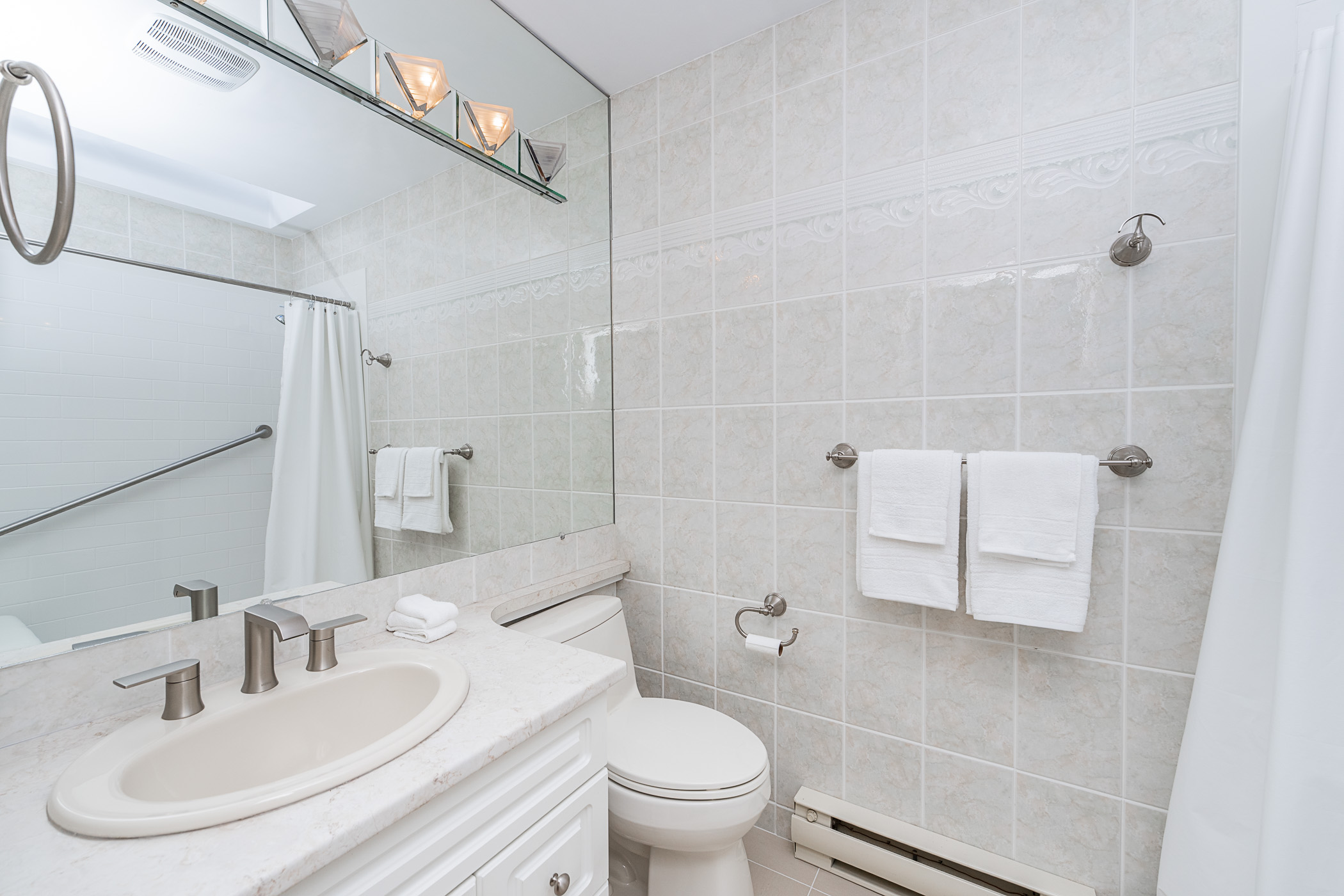 #201 - 2433 Bellevue Avenue
